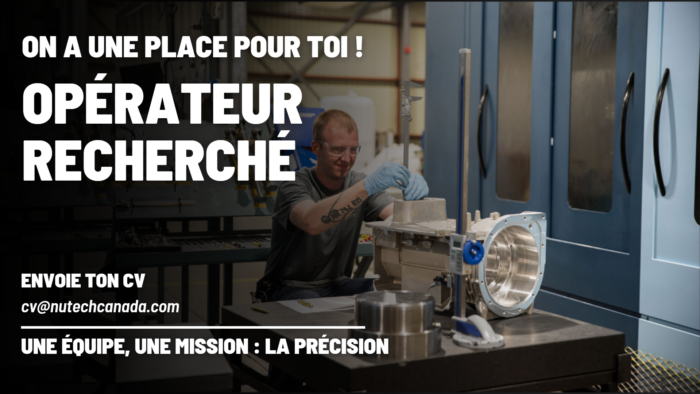 Opérateur CNC à son poste de travail avec ses outils d'ébavurage, Employé heureux et concentré dans son uniforme BigBill en train d'ébavurer une grande et belle pièce complexe usinée dans le département des compresseurs d'air pour le secteur industriel à l'aide d'une machine CNC bleue.