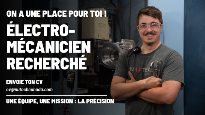 Membre de l'équipe Nutech présent comme électromécanicien, employé heureux et souriant devant une machine CNC bleue prêt à travailler pour le département de la maintenance avec ses outils de mécanicien et ses clefs dans ses mains dans un environnement lumineux, propre et dynamique, spécialisé dans le secteur de l'usinage de précision.